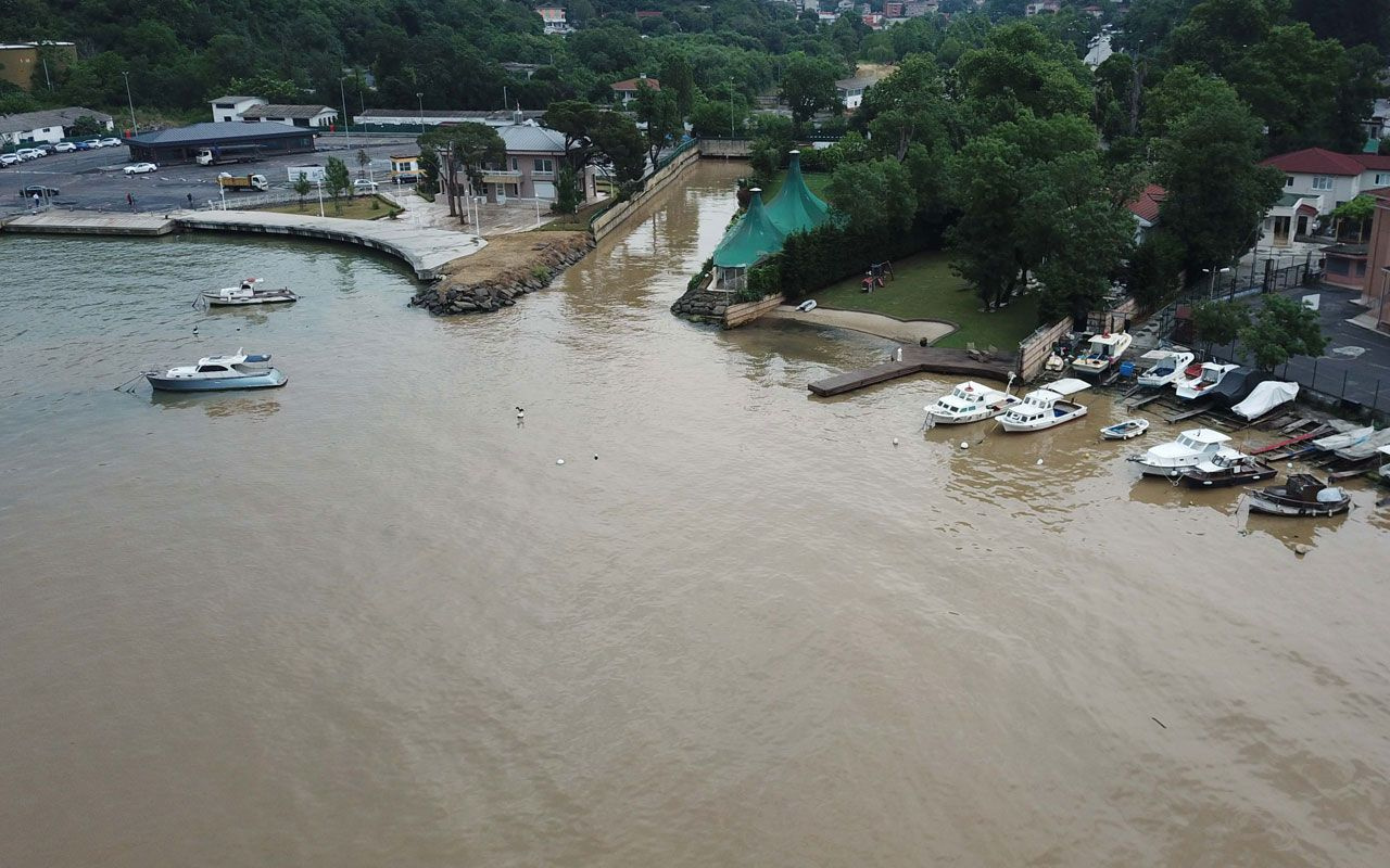 Beykoz'da yağmur bastırdı! İstanbul Boğazı'na çamurlu su aktı