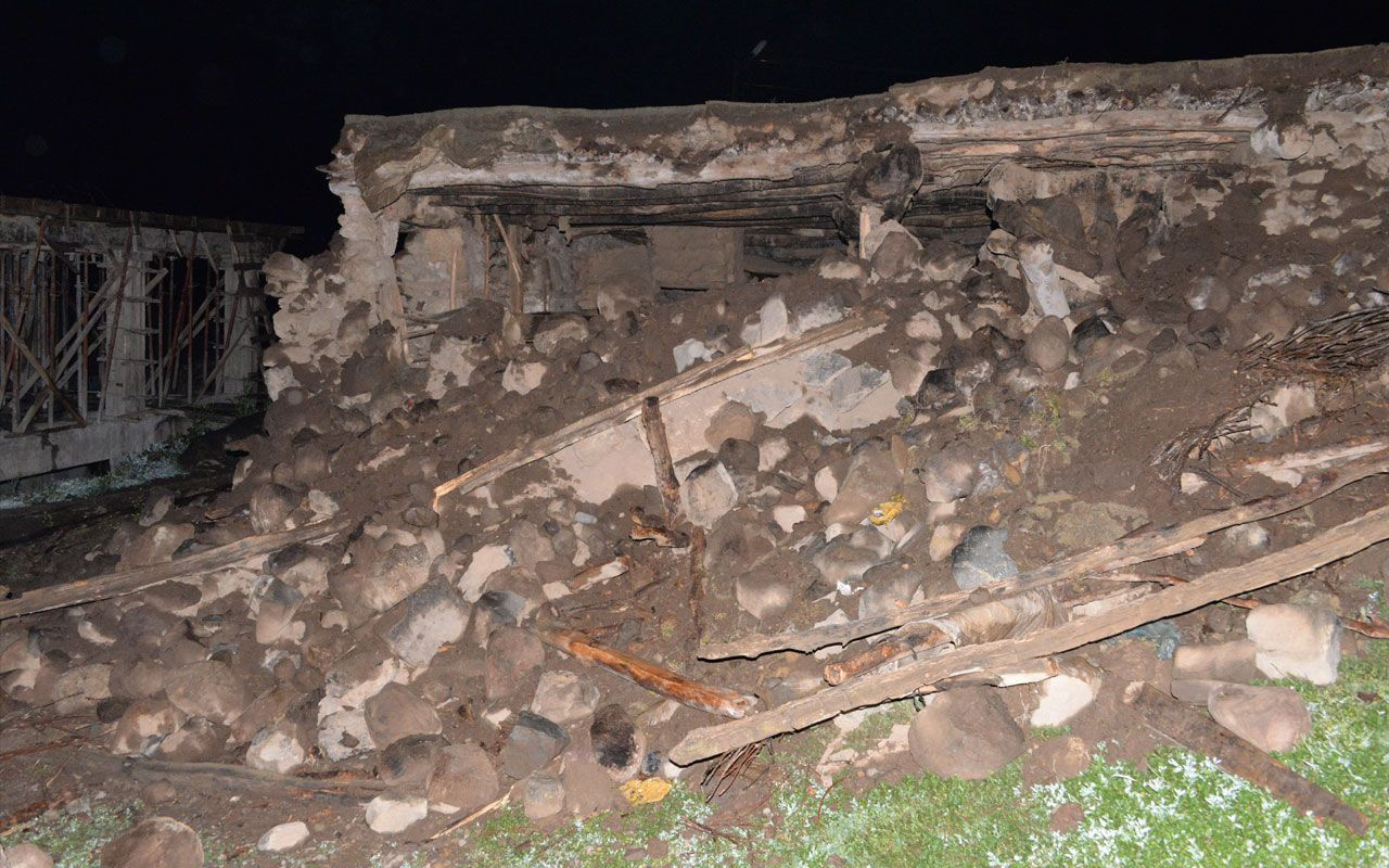 Bingöl'deki depremden 2 saat önceden kurtuldular! Evleri yerle bir oldu