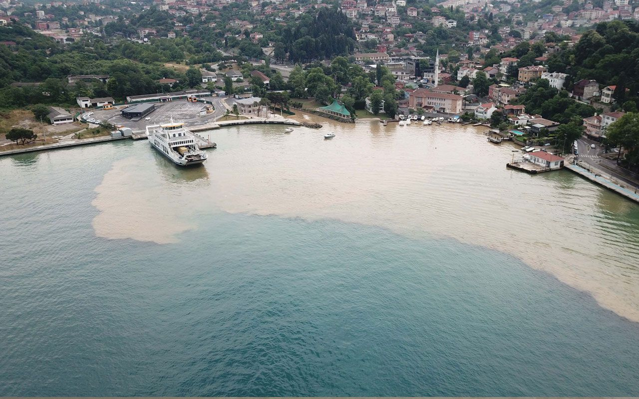 Beykoz'da yağmur bastırdı! İstanbul Boğazı'na çamurlu su aktı