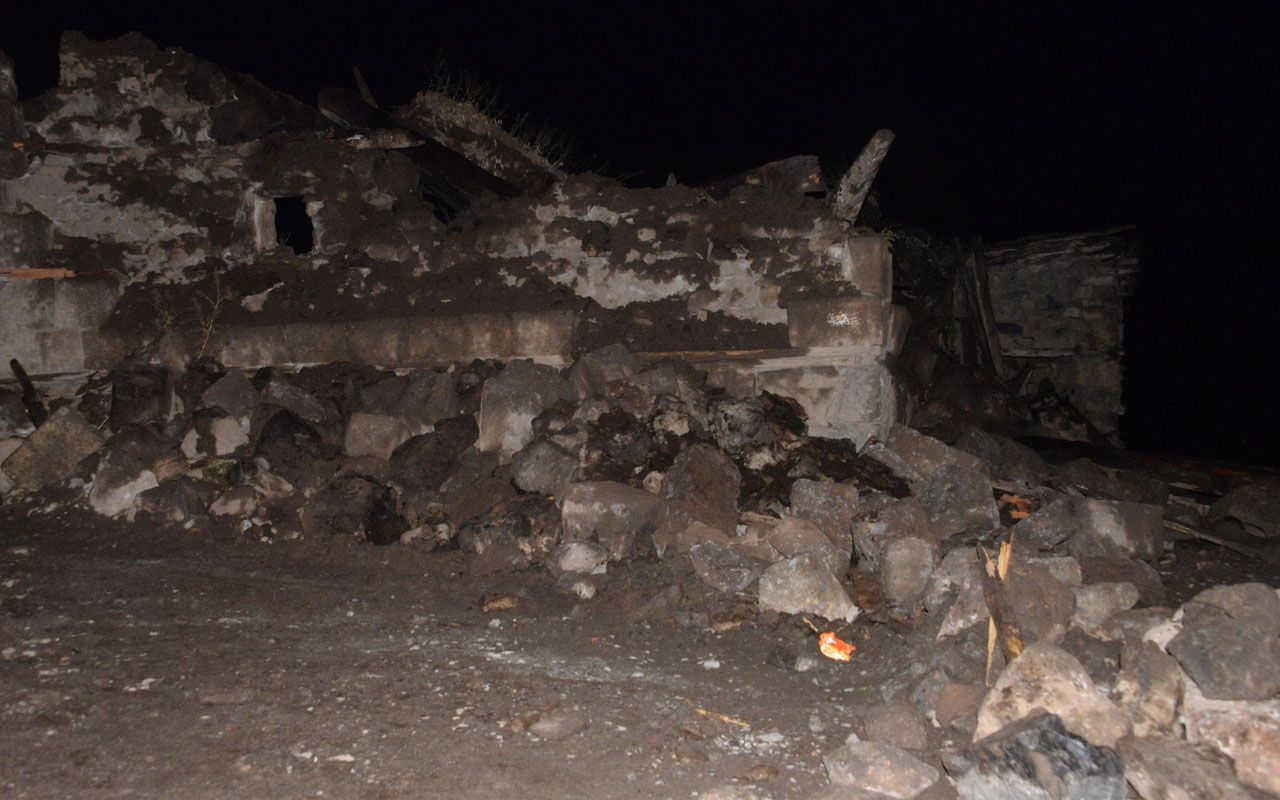 Bingöl'deki depremden 2 saat önceden kurtuldular! Evleri yerle bir oldu