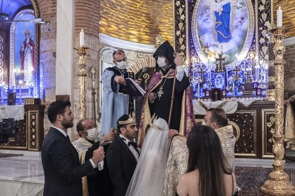 Sosyal mesafeli, maskeli ilk kilise düğünü gerçekleşti