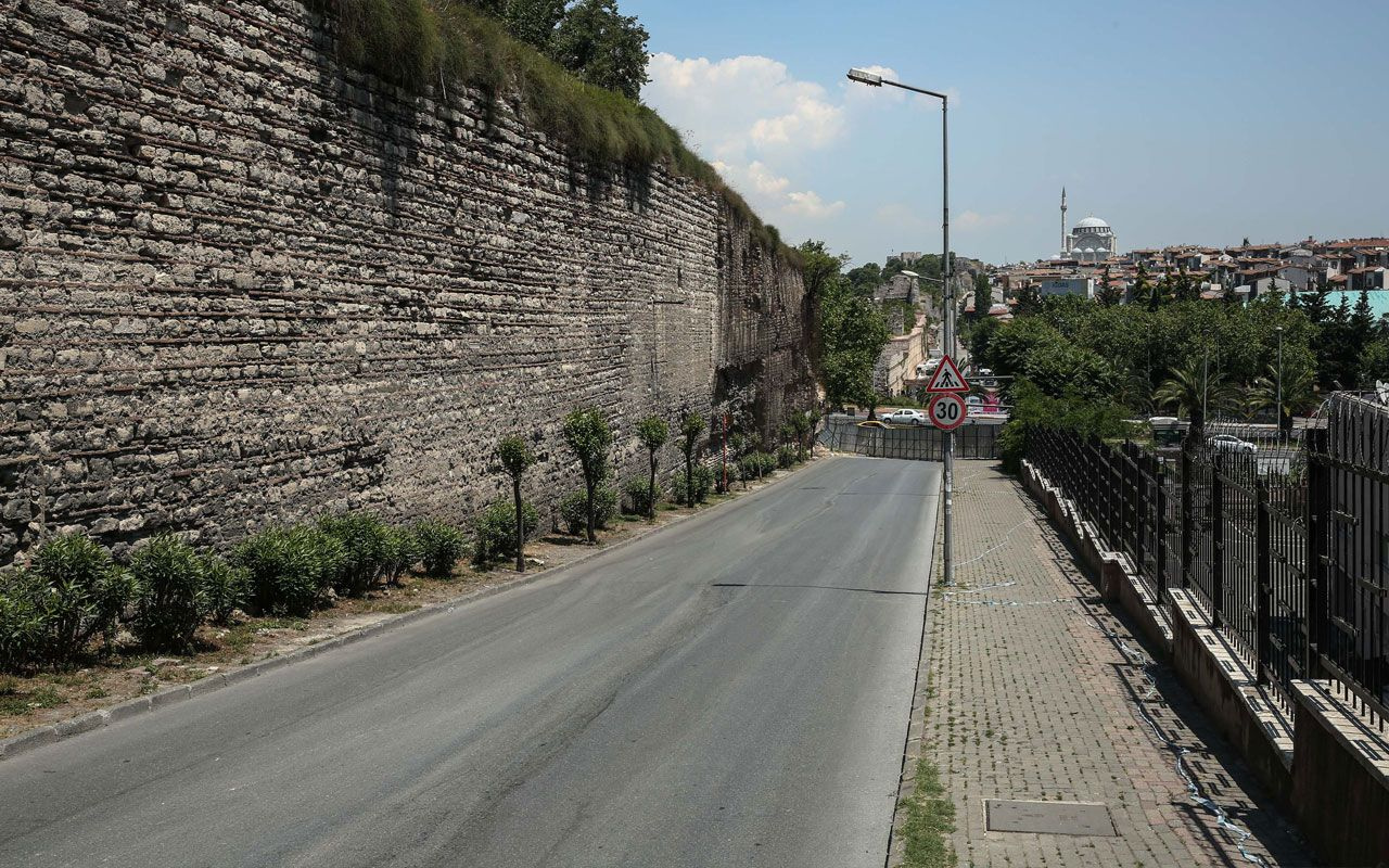 İstanbul'da tarihi surlarda çökme meydana geldi! Yol kapatıldı