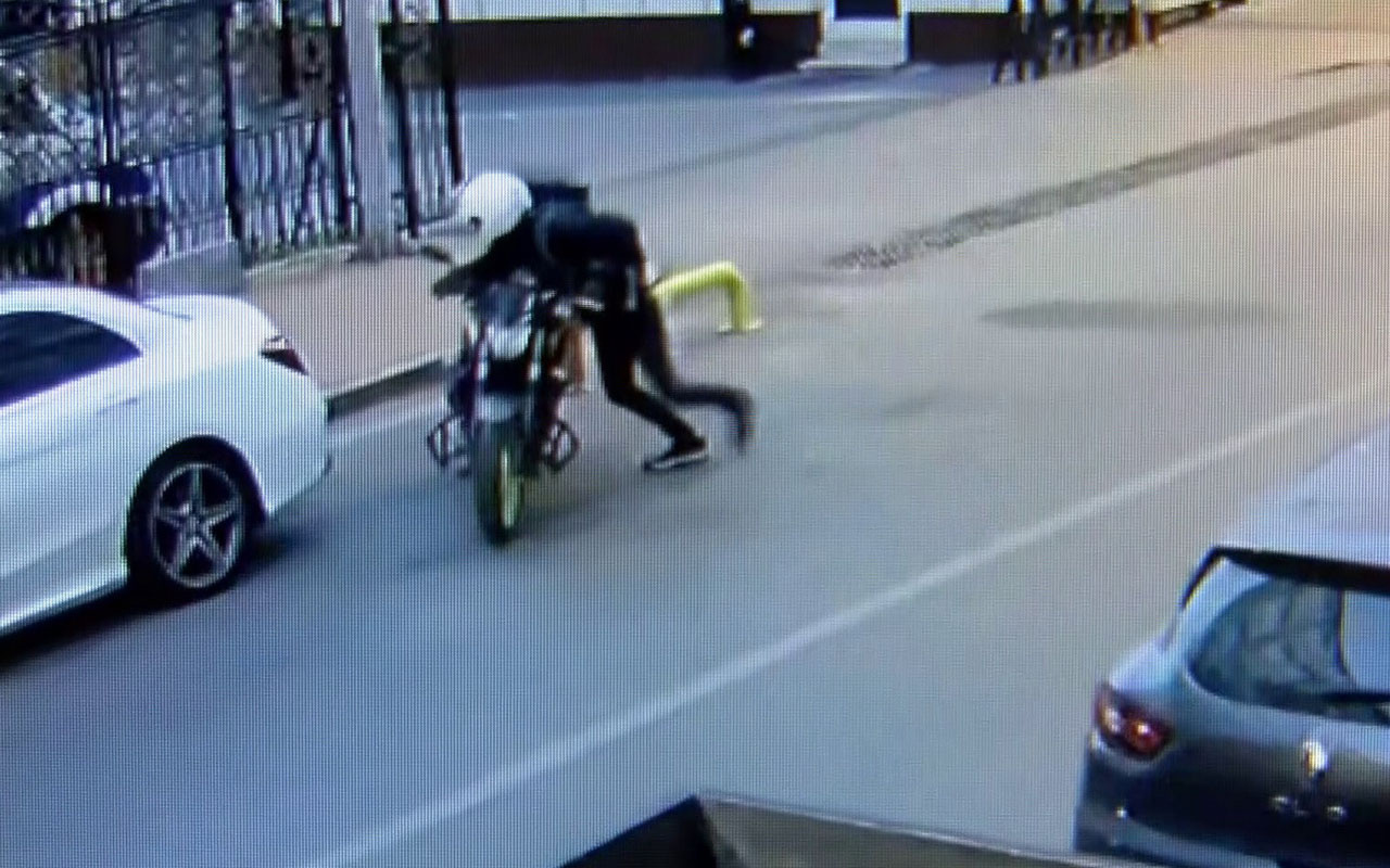 Saniyeler içerisinde gerçekleşen motosiklet hırsızlığı güvenlik kamerasında