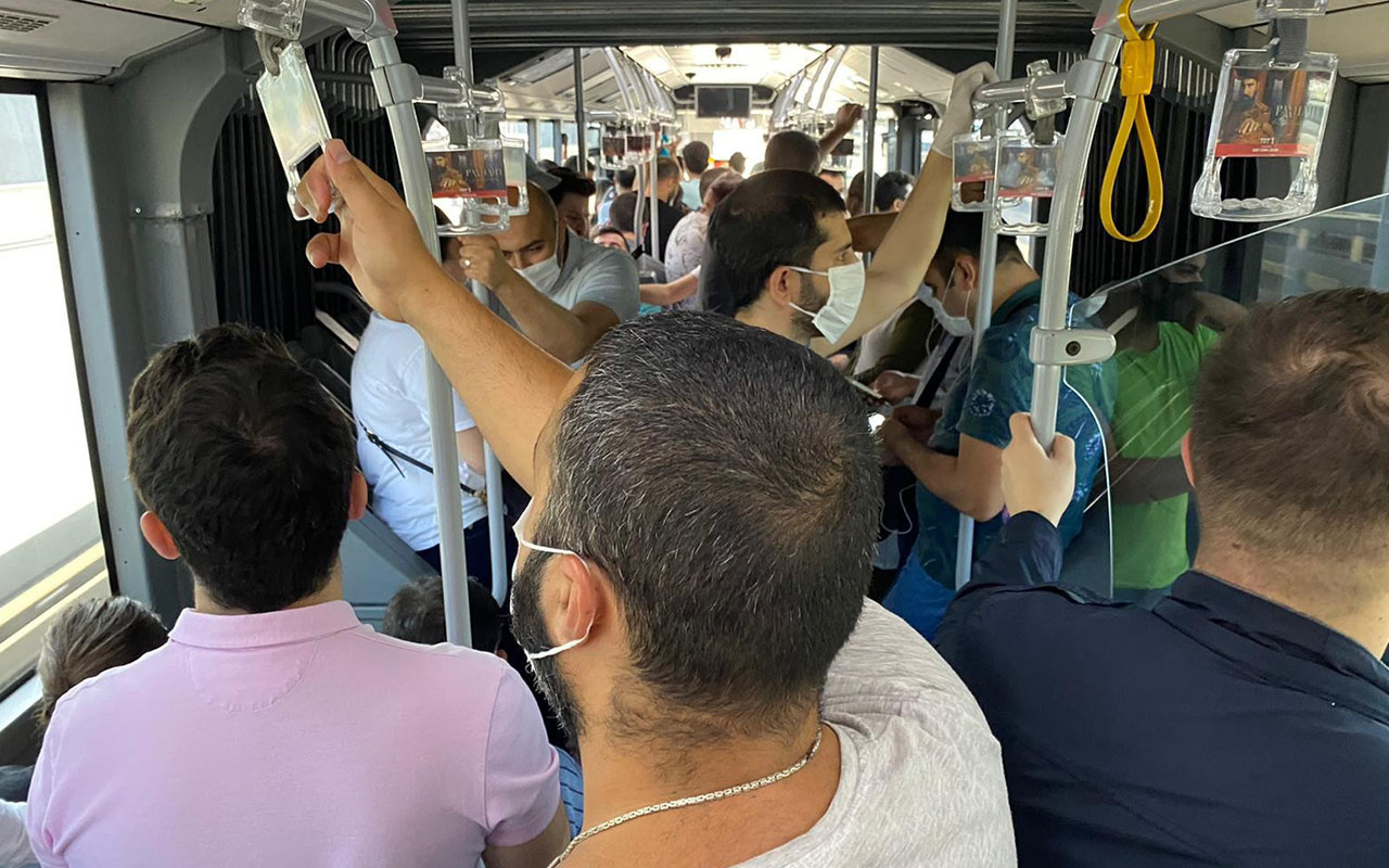 Metrobüs durağında endişe oluşturan görüntüler