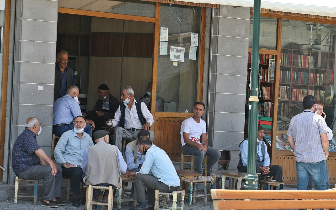Türkiye'de meydanlar doldu sosyal mesafe unutuldu! İpin ucunu Diyarbakır çekiyor