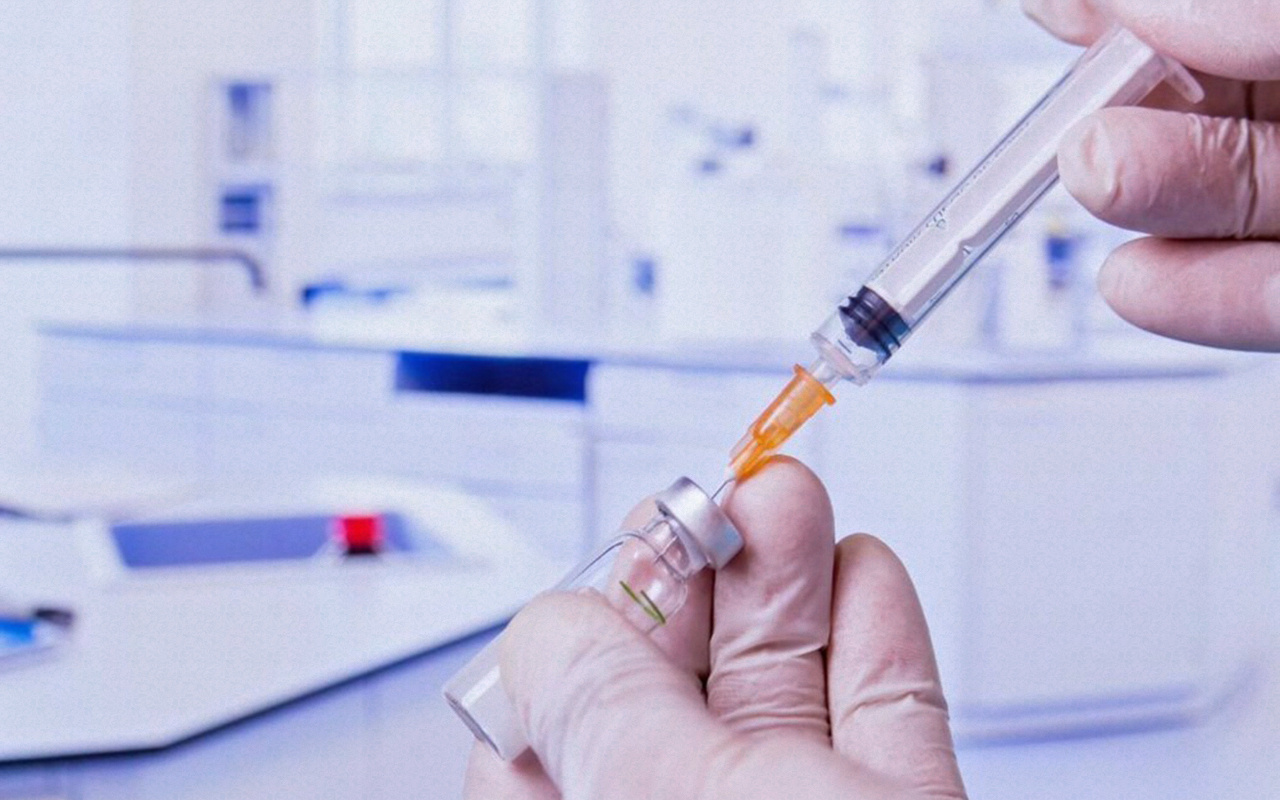 Oxford’un aşısı koronavirüse karşı en az bir yıl koruyacak