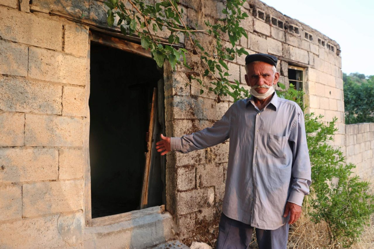 Siirt'te kimsesiz yaşlı adam yardım bekliyor Yaşadığı yerini kapısı bile yok