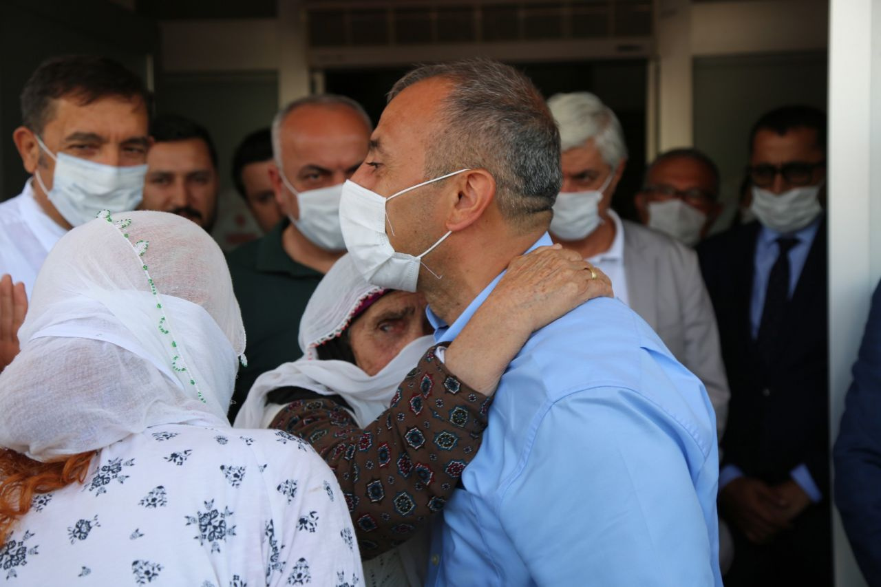 Alkışlarla uğurlanan Tunceli Valisi Tuncay Sonel gözyaşlarını tutamadı