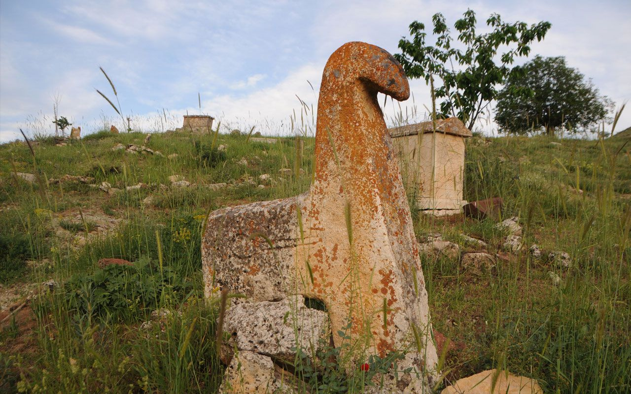 Tunceli'de defineciler tarihi atbaşı mezar taşlarını talan ettiler!