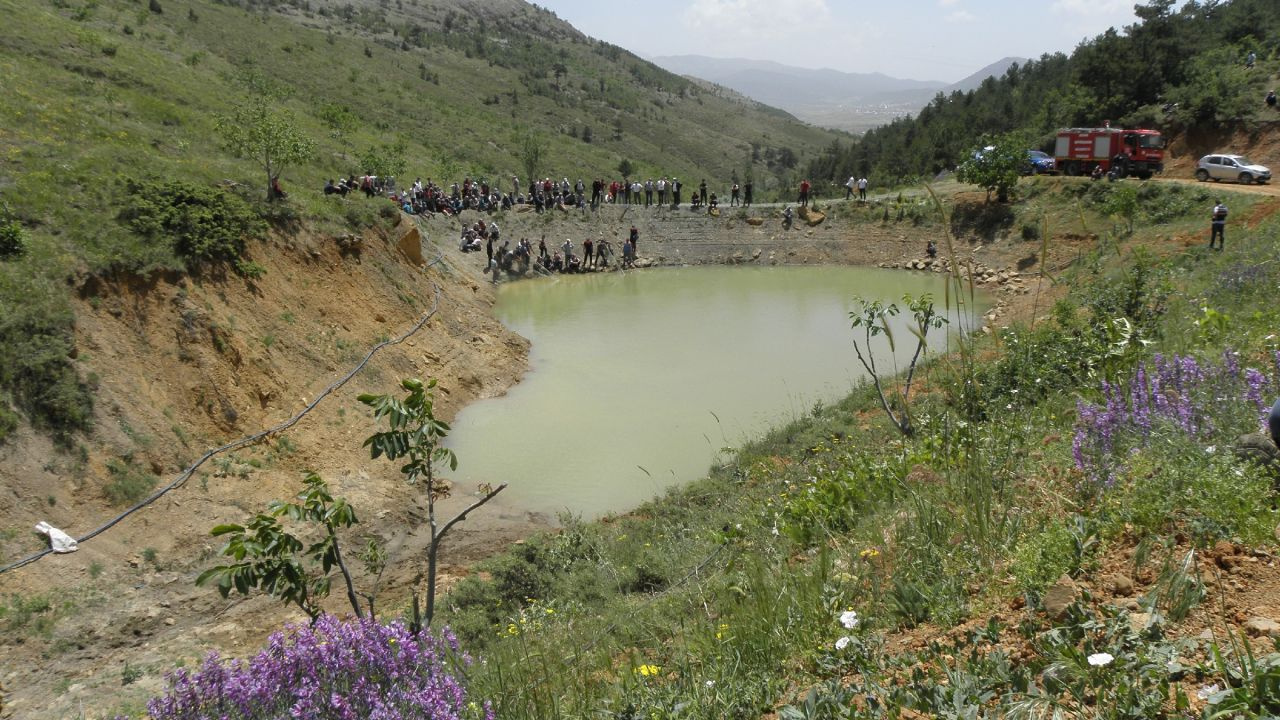 Adana'da kaybolan oğlunun gölete düştüğünü sanıp suya giren baba boğuldu