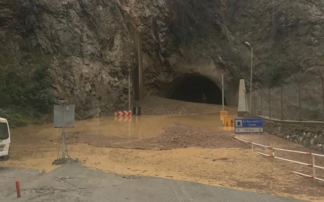Artvin-Erzurum kara yolu heyelan nedeniyle ulaşıma kapandı
