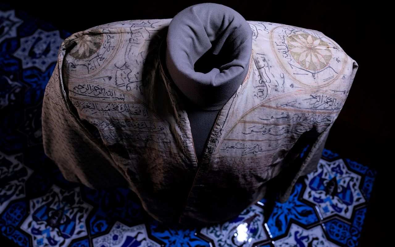 Mevlana'nın oğluna ait 'Tılsımlı gömlek' gizemini koruyor Konya'da ilk defa görüntülendi