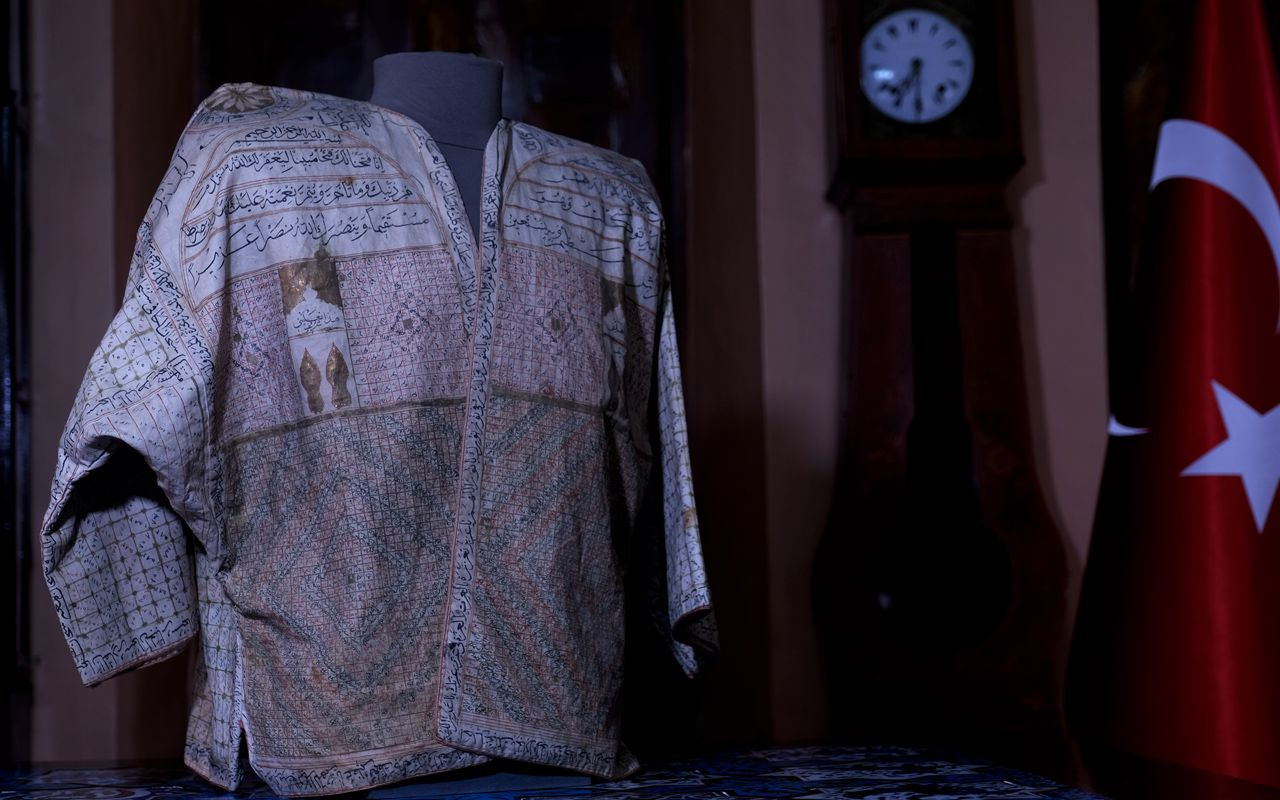 Mevlana'nın oğluna ait 'Tılsımlı gömlek' gizemini koruyor Konya'da ilk defa görüntülendi