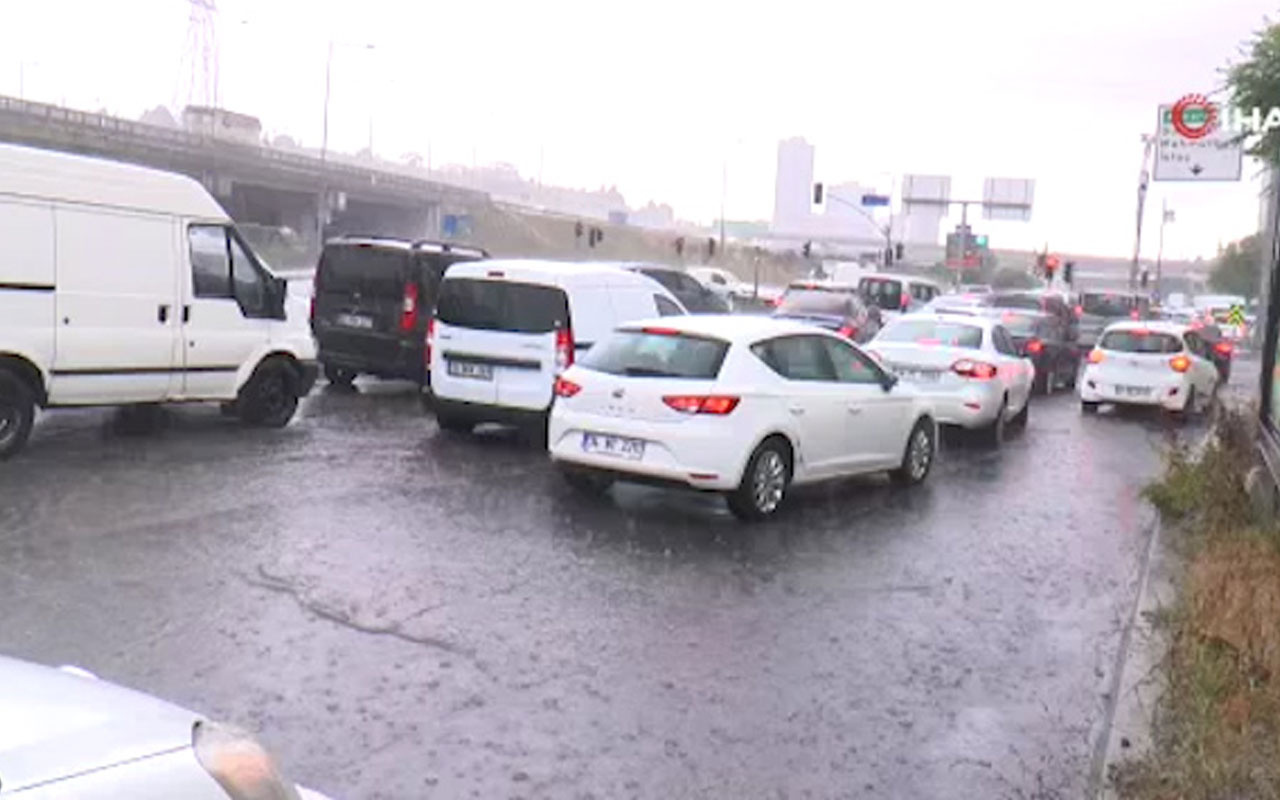 İstanbul'da şiddetli yağış etkili oldu! Yollar göle döndü