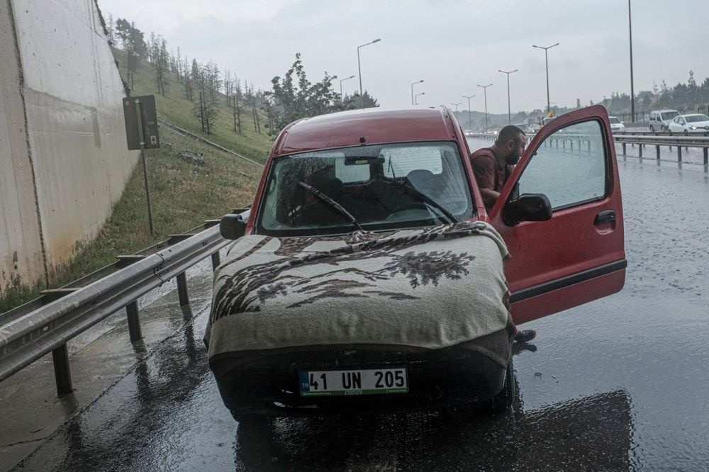 Meteoroloji uyarmıştı İstanbul'da şiddetli yağış ve dolu göle çevirdi