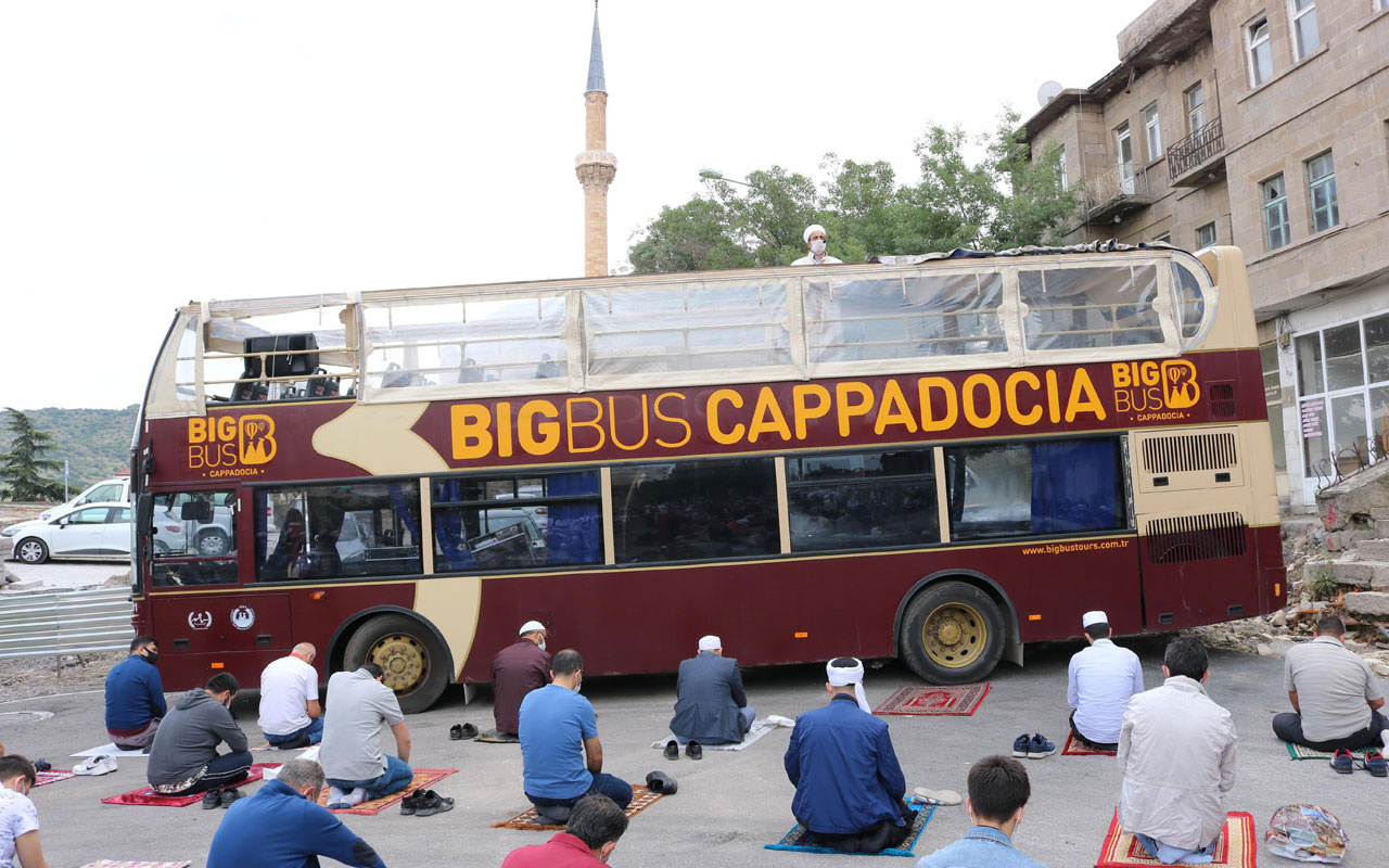 Nevşehir'de imam hutbeyi otobüsün üzerinde okudu