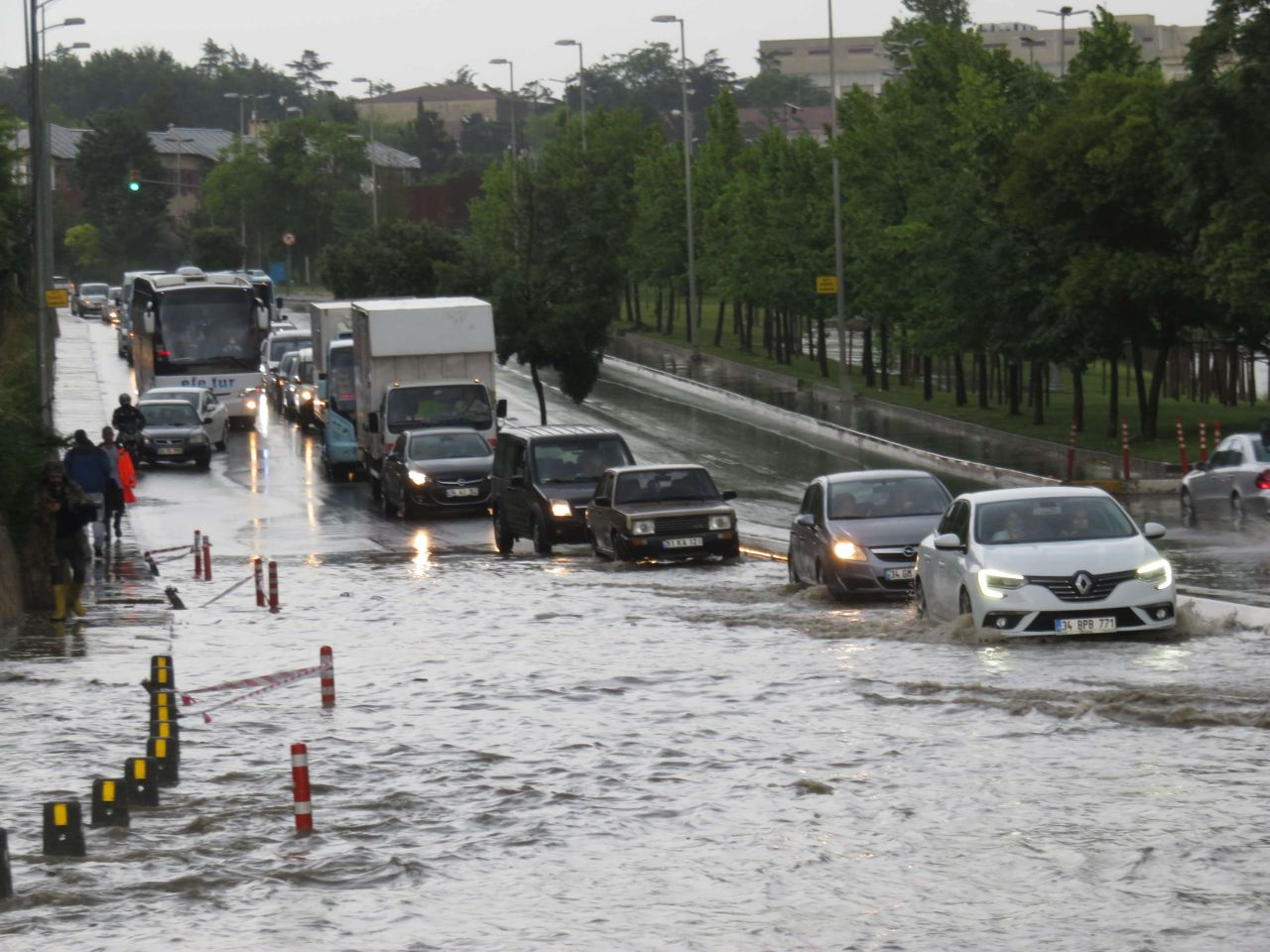 Yurdun dört bir yanı sağanak yağışa teslim oldu yollar göle döndü iş yerlerini su bastı