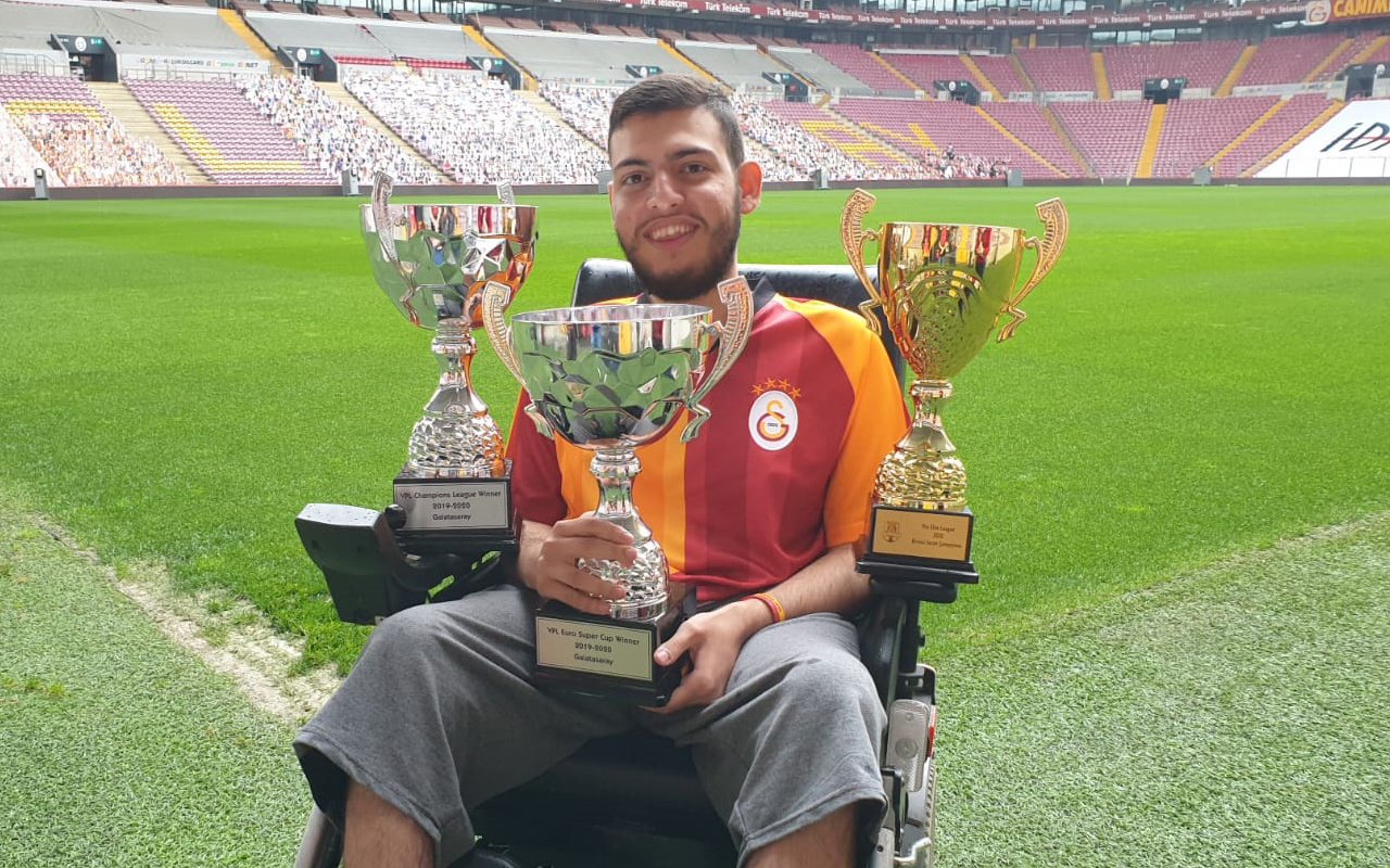Tekerlekli sandalyesinden Galatasaray'ı şampiyonluğa taşıdı