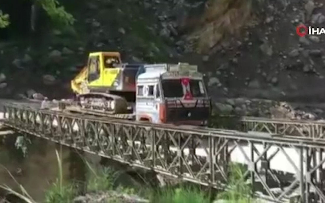 Hindistan’da tırın ağırlığını kaldıramayan köprü çöktü