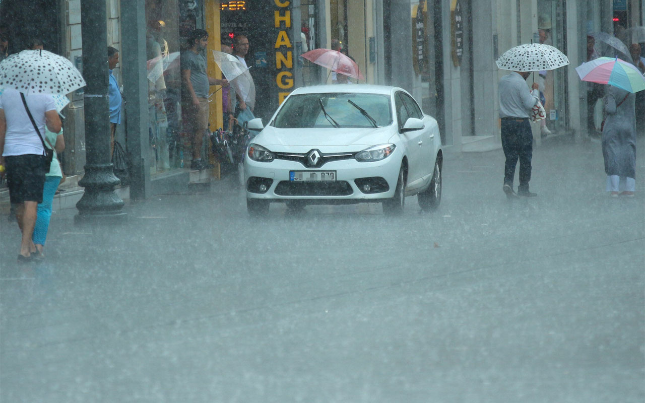 AKOM’dan İstanbul’a şiddetli sağanak yağış uyarısı saat verildi