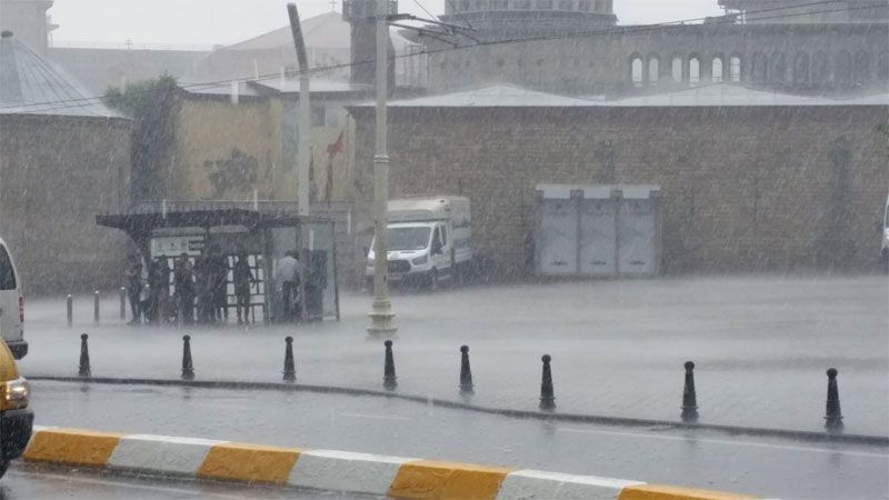 İstanbul felaketi yaşadı! Hortum dolu sağanak etkili oldu