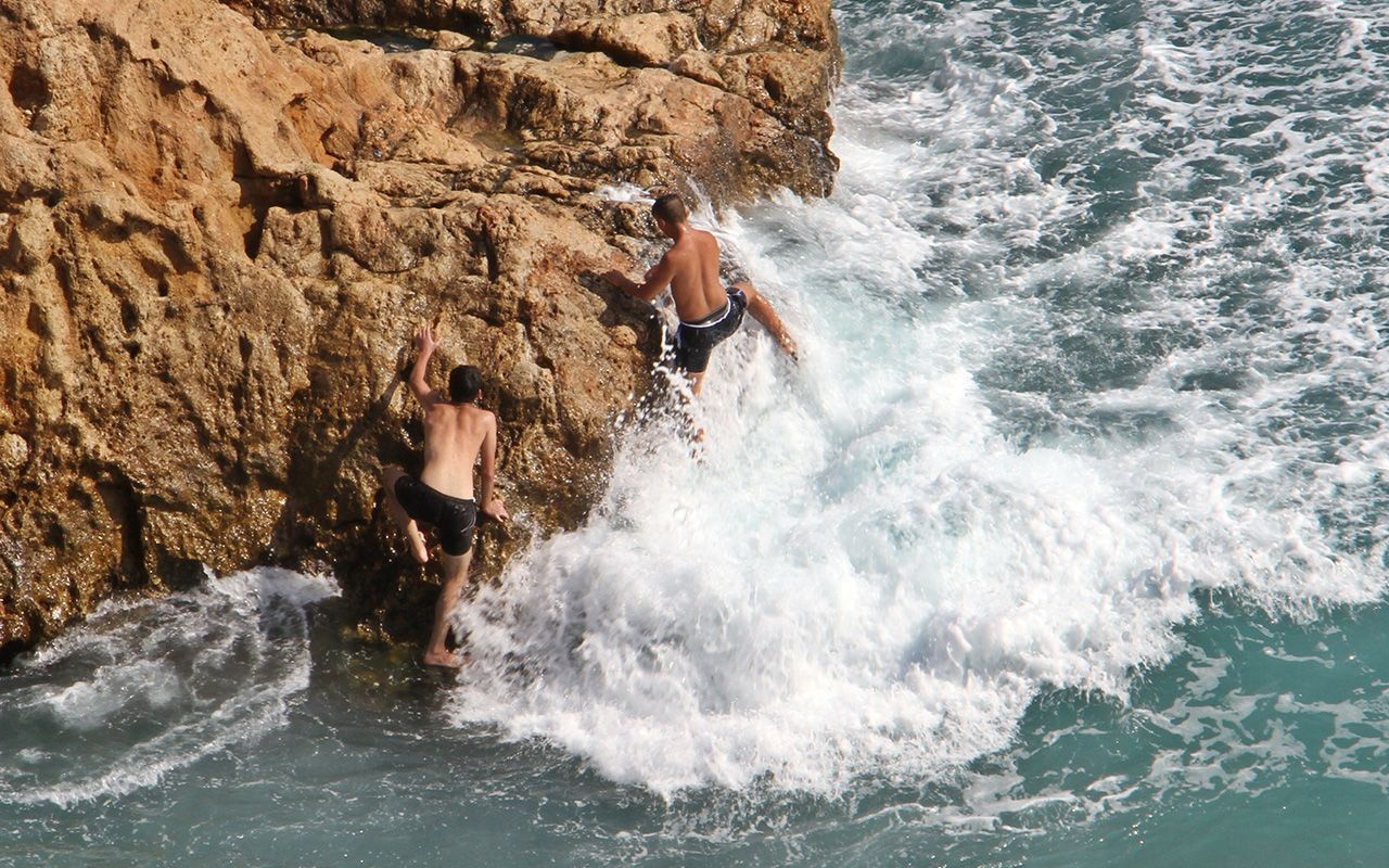 Antalya'da dalgaların dövdüğü kayalık alanda tehlikeli deniz keyfi