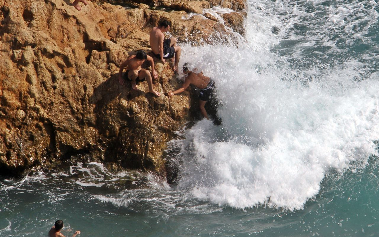 Antalya'da dalgaların dövdüğü kayalık alanda tehlikeli deniz keyfi