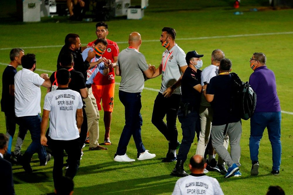 Alanyaspor-Trabzonspor maçı sonu kıyamet koptu Ahmet Ağaoğlu sahaya daldı