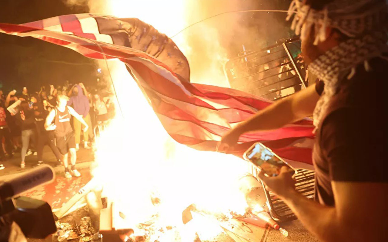 ABD'de ırkçılık karşıtı eylemler sürüyor: Beyaz Saray yakınlarında ABD bayrağı yakıldı