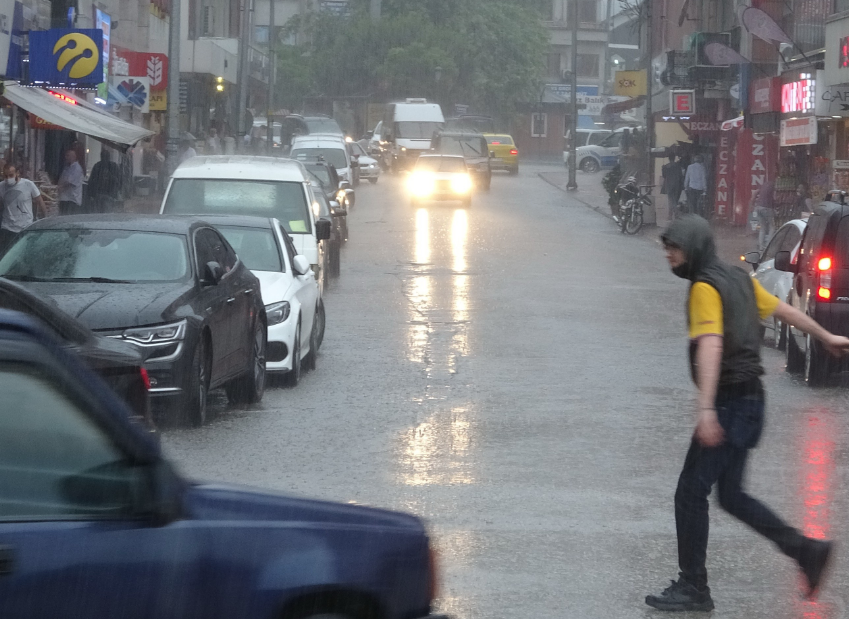 İstanbul dahil 10 il için kuvvetli yağış uyarısı! Bu saatlere dikkat