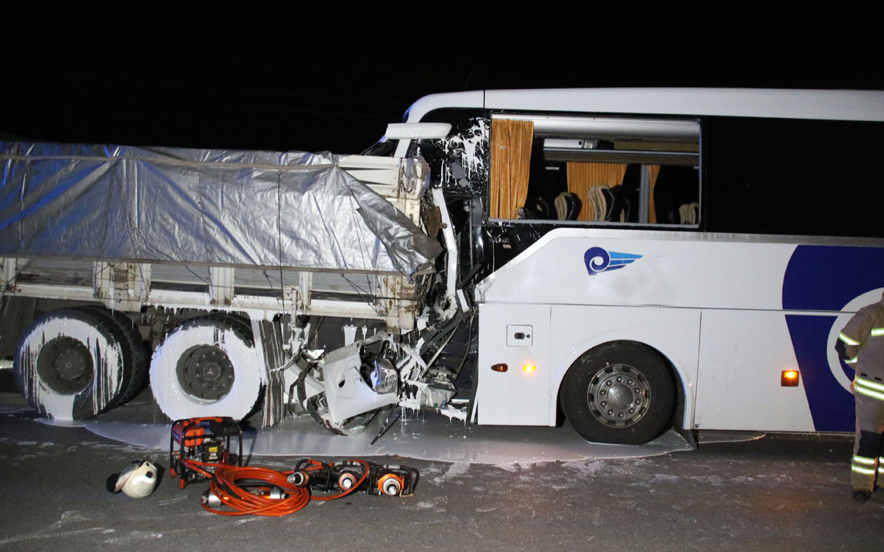 Uşak'ta yolcu otobüsüyle kamyon çarpıştı: 2 ölü 18 yaralı