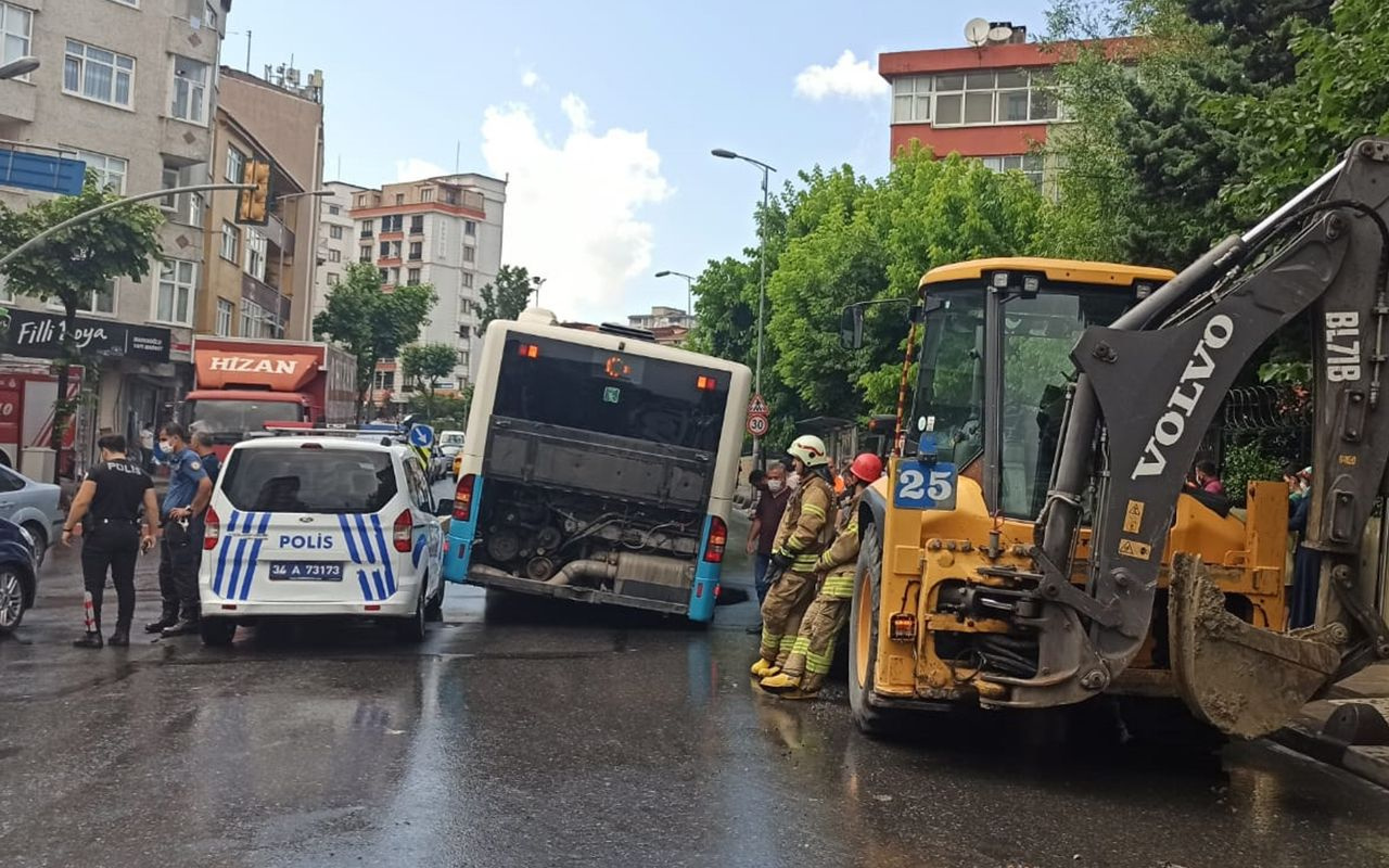 İstanbul Bağcılar’da yol çökünce içinde yolcu bulunan otobüs çukura saplandı