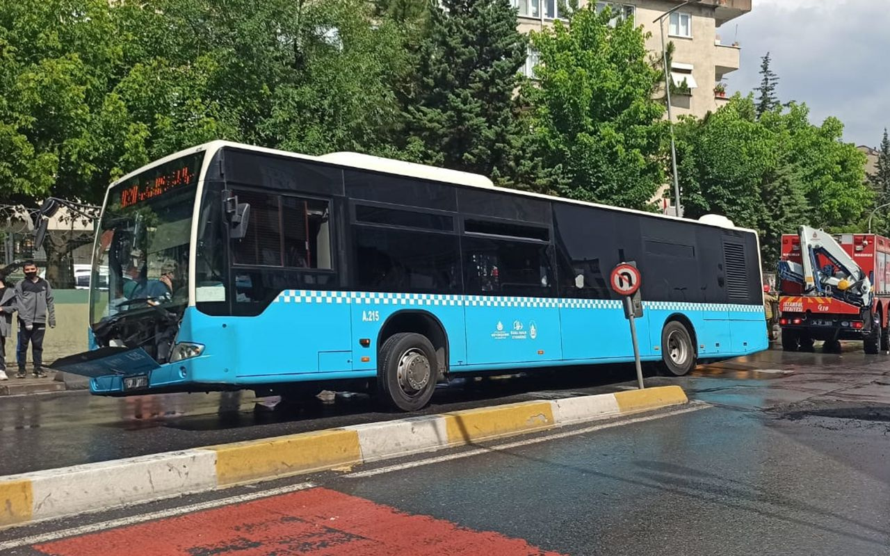 İstanbul Bağcılar’da yol çökünce içinde yolcu bulunan otobüs çukura saplandı