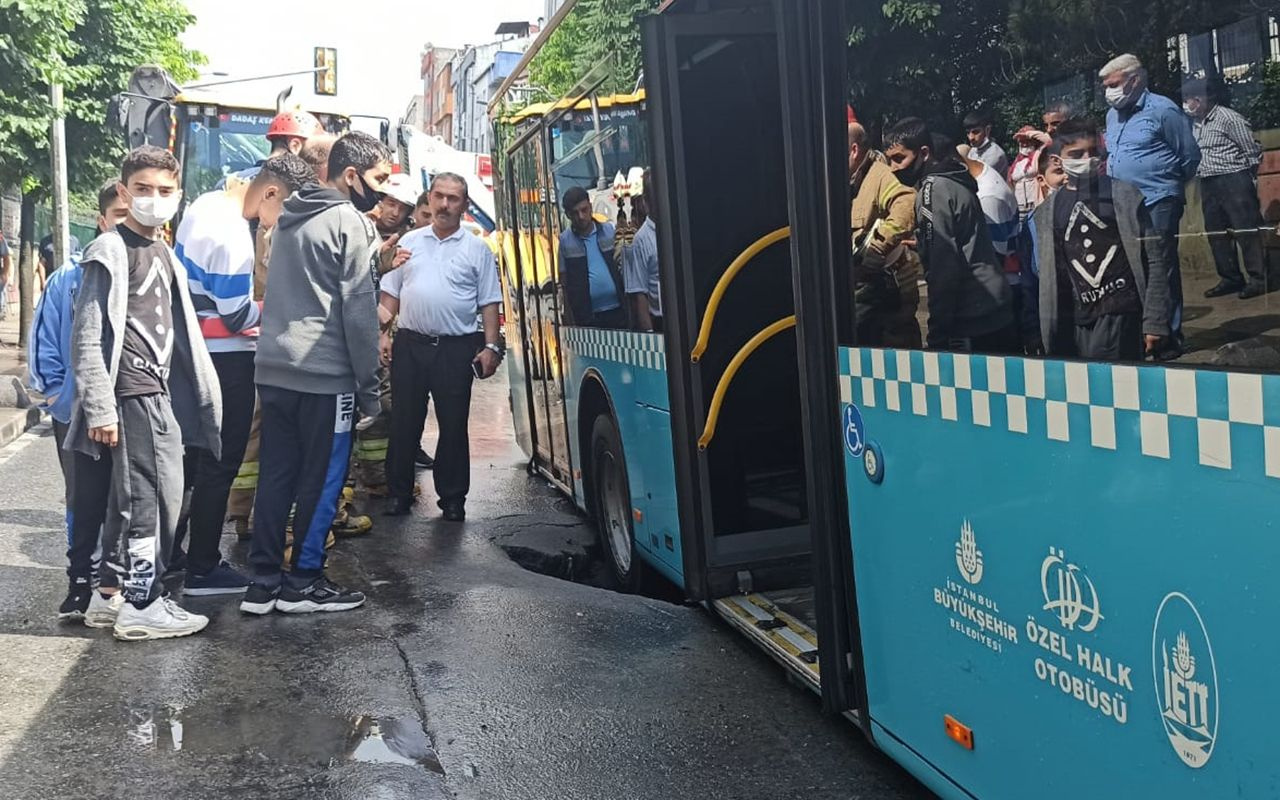 İstanbul Bağcılar’da yol çökünce içinde yolcu bulunan otobüs çukura saplandı