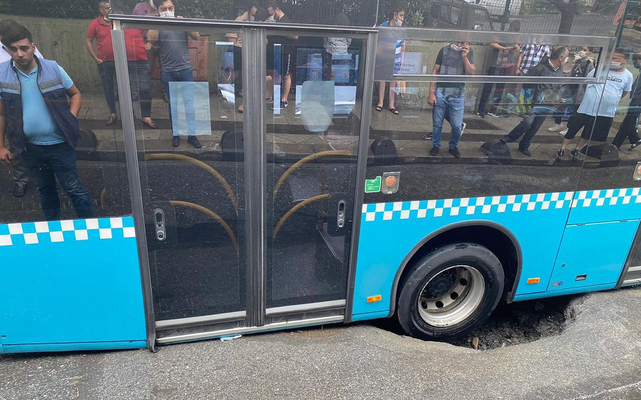 İstanbul Bağcılar’da yol çökünce içinde yolcu bulunan otobüs çukura saplandı