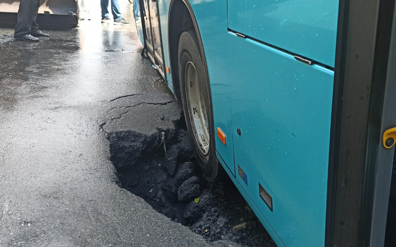 İstanbul Bağcılar’da yol çökünce içinde yolcu bulunan otobüs çukura saplandı