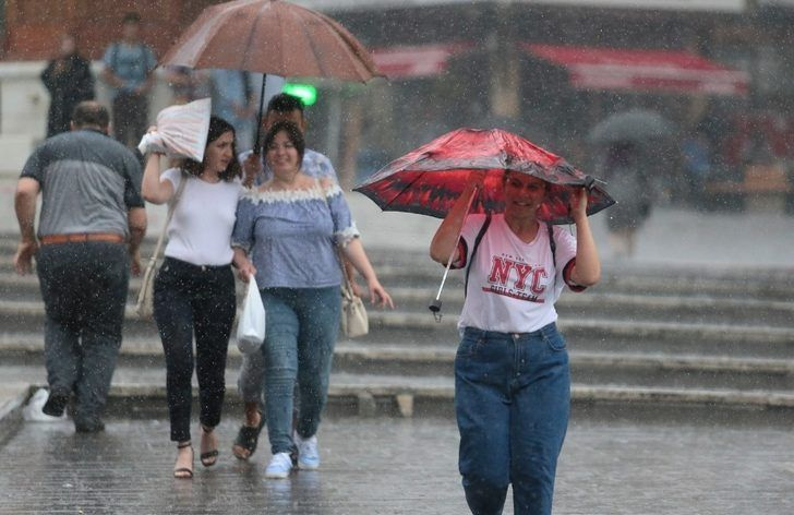 Meteoroloji'den 7 ile dolu ve hortum uyarısı! İstanbul'da sağanak başladı