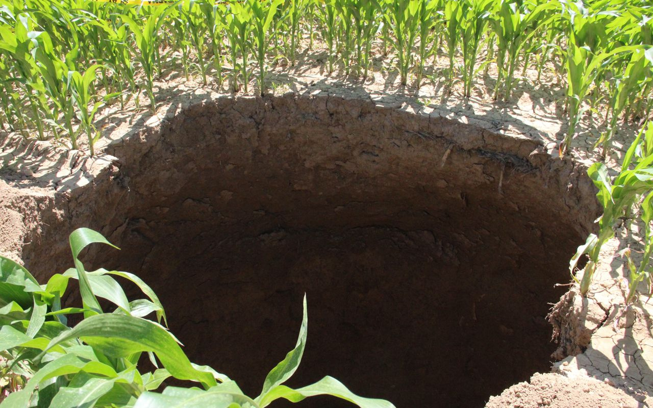 Karaman'da mısır tarlasında oluşan obruk ürküttü derin çukur açıldı