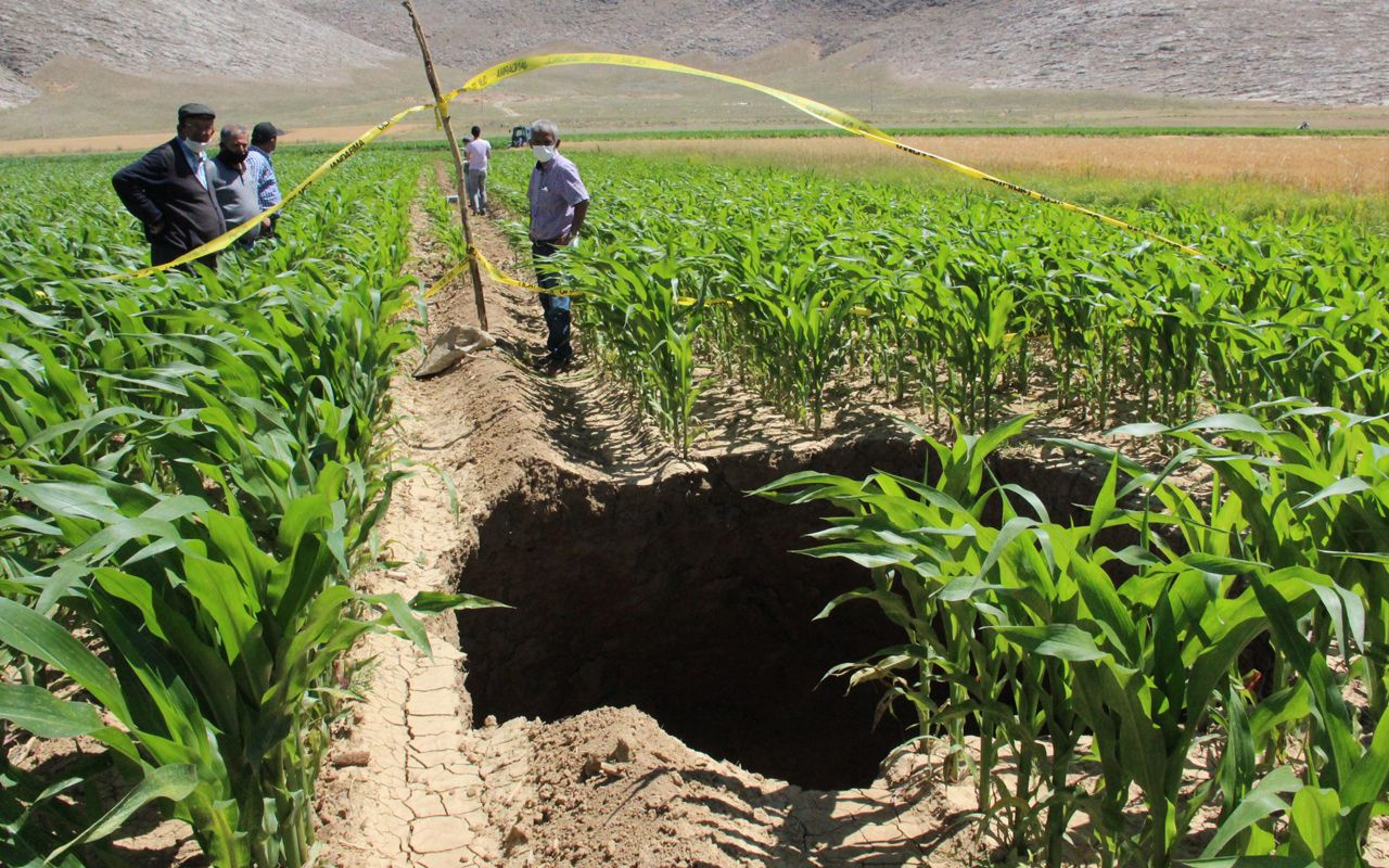 Karaman'da mısır tarlasında oluşan obruk ürküttü derin çukur açıldı