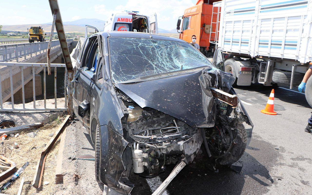 Kayseri'deki kazanın şiddeti herkesi korkuttu bariyer otomobile ok gibi saplandı 1 ölü 4 yaralı