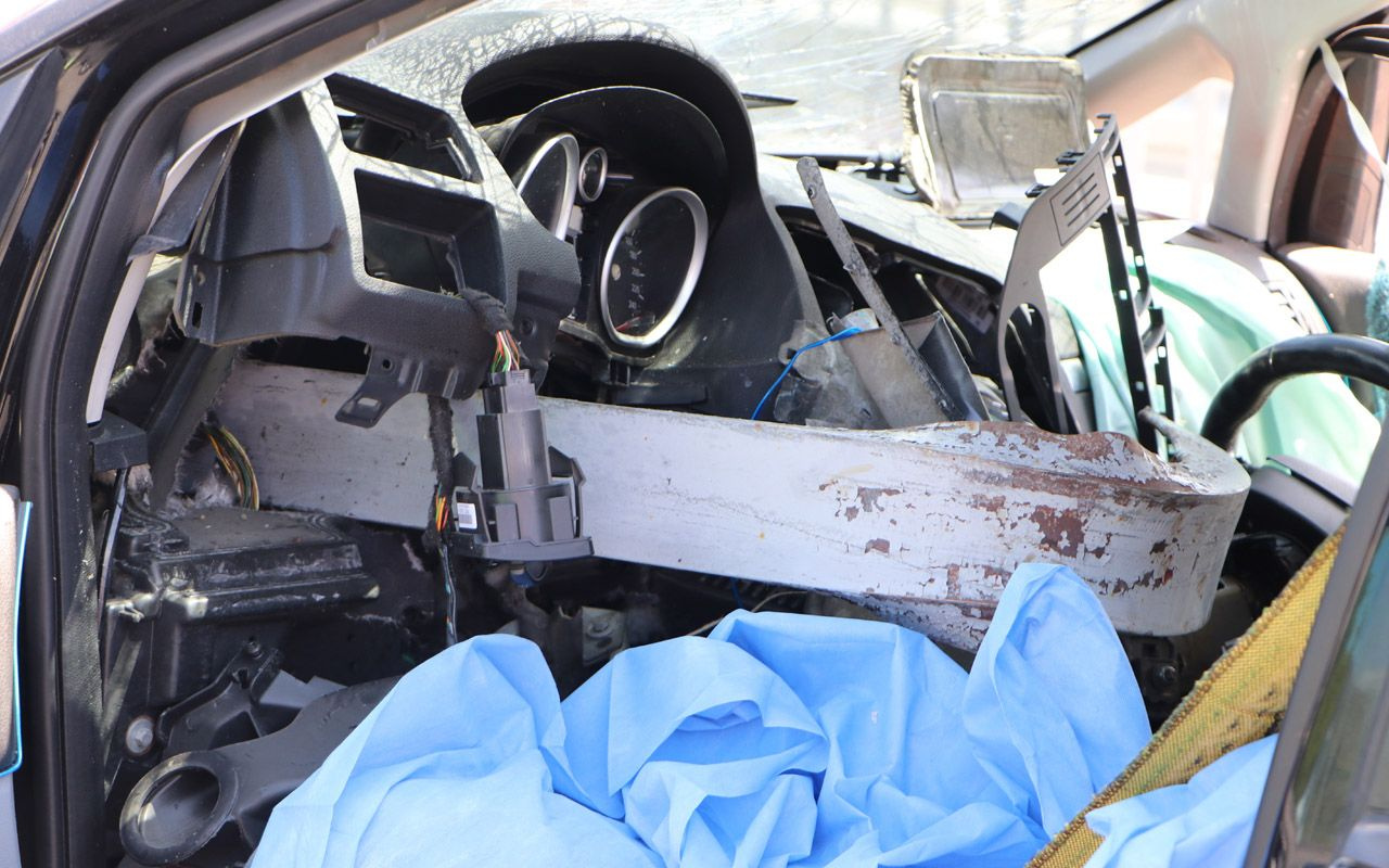Kayseri'deki kazanın şiddeti herkesi korkuttu bariyer otomobile ok gibi saplandı 1 ölü 4 yaralı