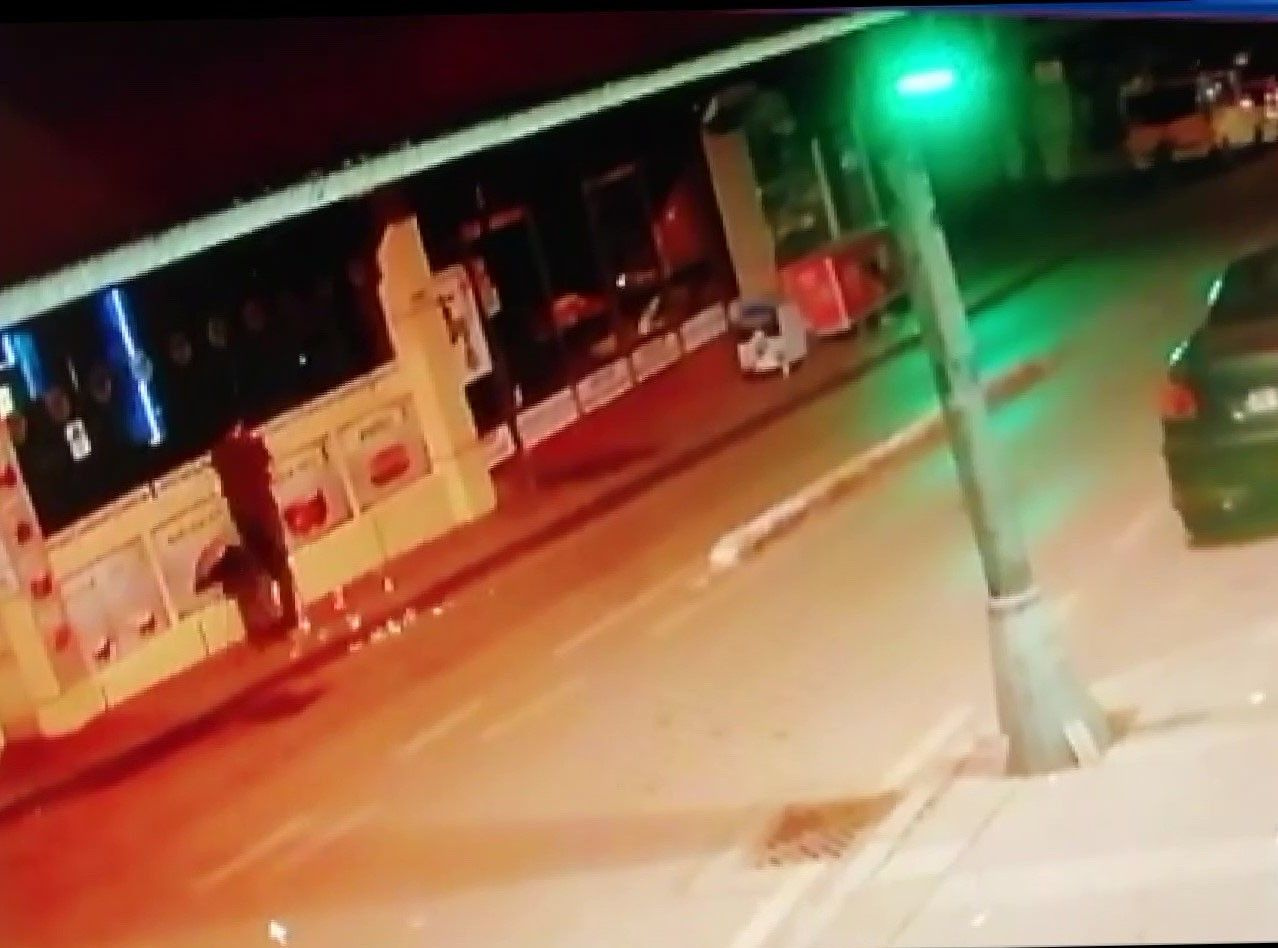İstanbul'da kameraya yansıyan rezil görüntü! Kur’an-ı Kerim’i yırtarak gezdi