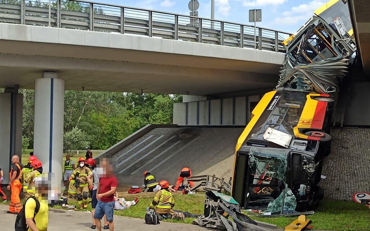 Polonya'da yolcu otobüsü köprüden düştü