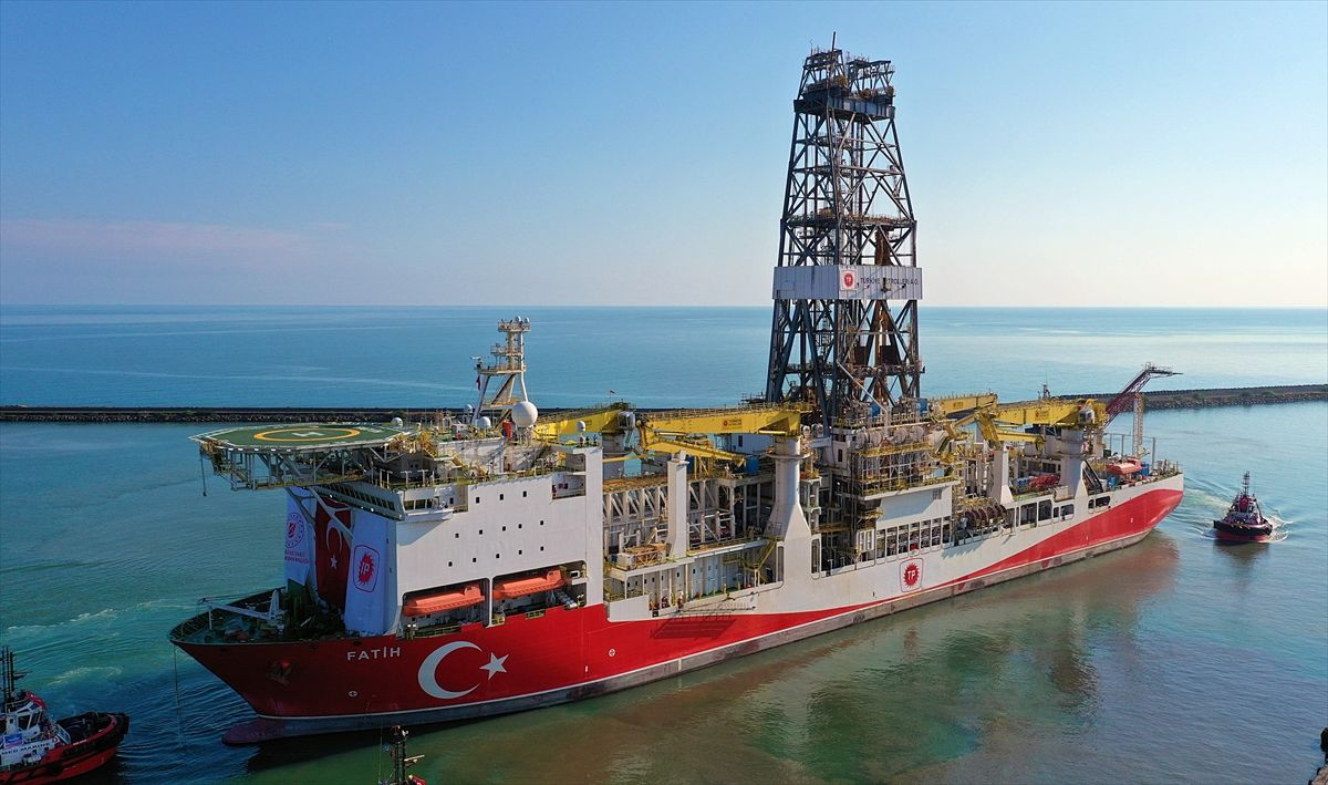Türkiye'nin ilk yerli sondaj gemisi 'Fatih' Trabzon Limanı'ndan ayrıldı