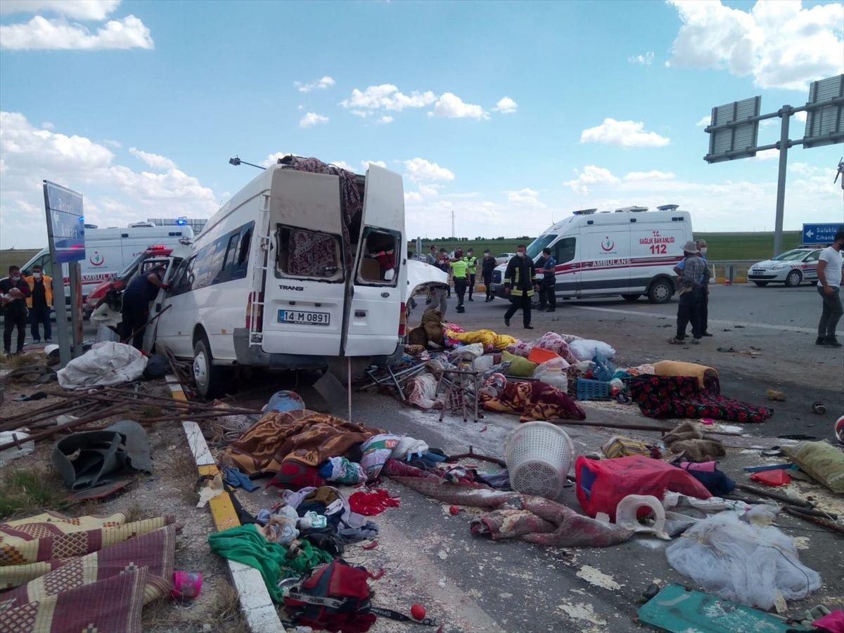 Konya'da katliam gibi kaza! Minibüs TIR ile kafa kafaya çarpıştı