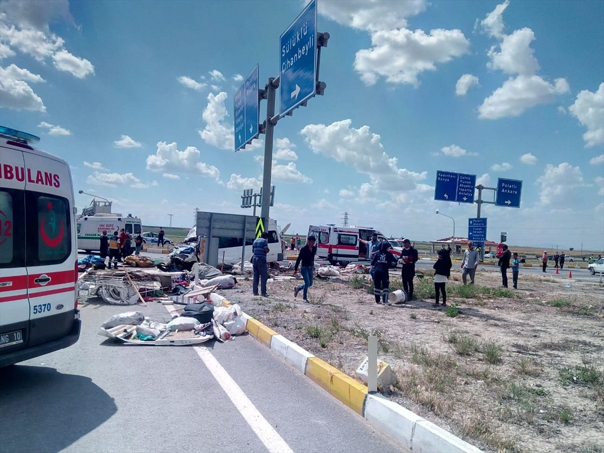 Konya'da katliam gibi kaza! Minibüs TIR ile kafa kafaya çarpıştı