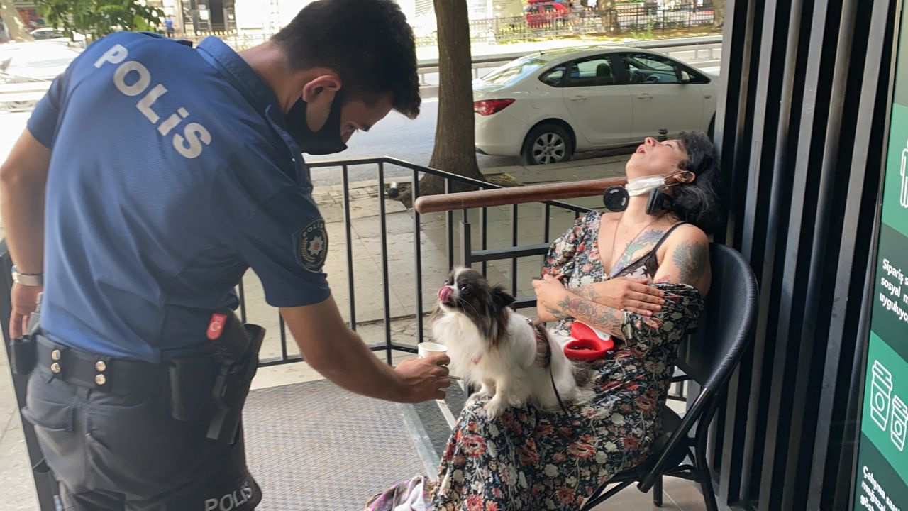 İstanbul'un göbeğinde genç kadın sandalyede sızıp kaldı! Köpeğimden ayırmayın