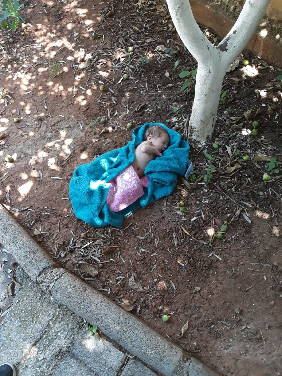 Antalya'da cami bahçesine yeni doğmuş erkek bebek bırakıldı