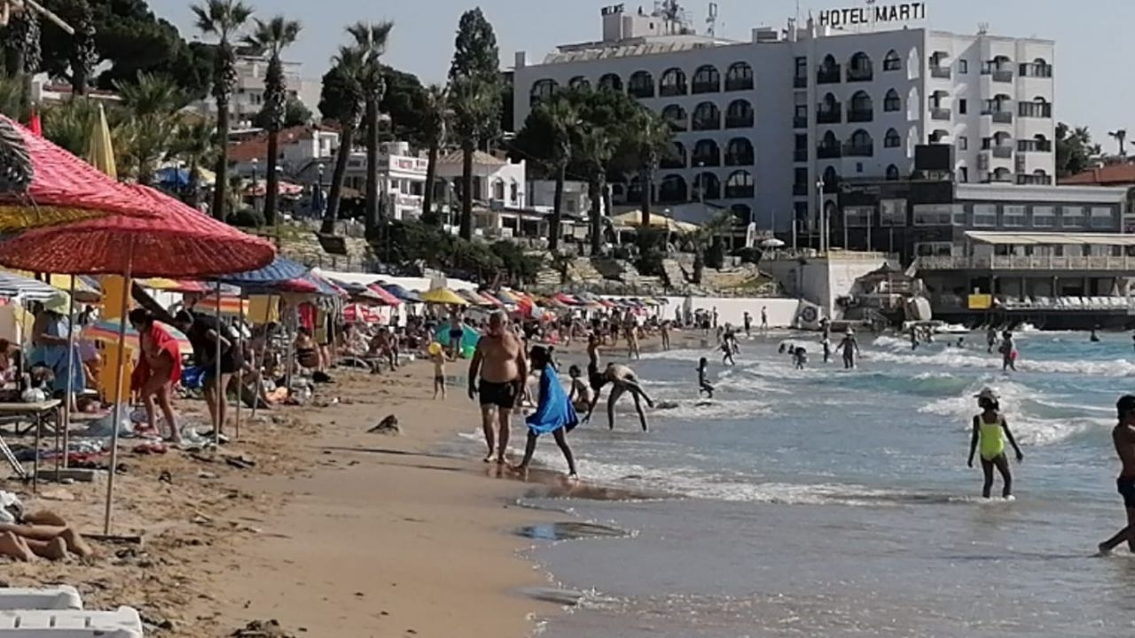 Aydın'da dünyaca ünlü Kadınlar Plajı’nda sosyal mesafeli güneş keyfi