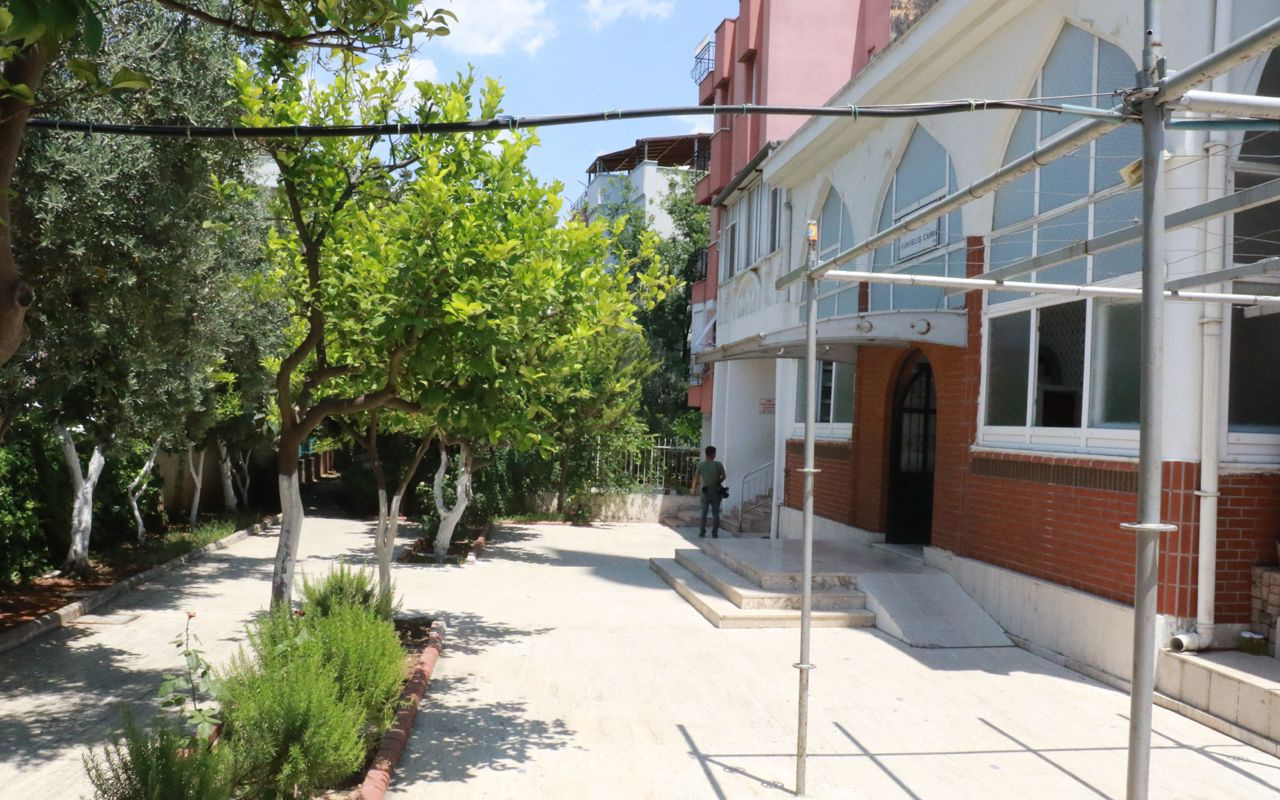 Antalya'da cami bahçesine yeni doğmuş erkek bebek bırakıldı